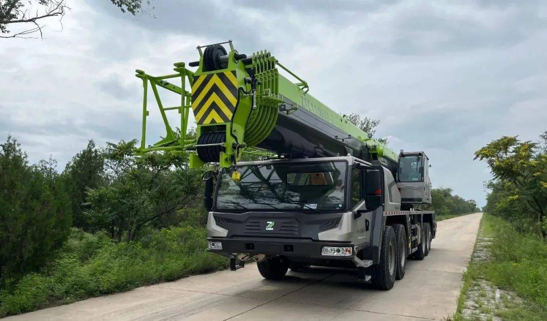 رافعة شاحنة زومليون ذات 5 محاور وحمولة 110 طن