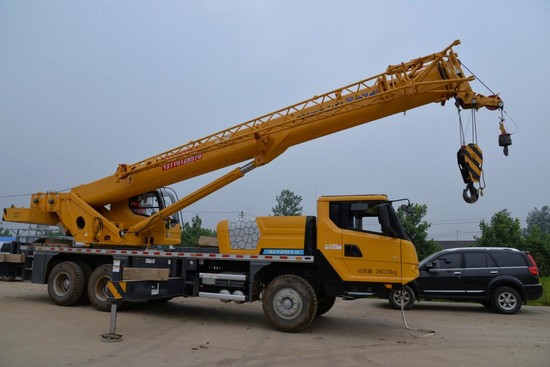 رافعة شاحنة XCMG سعة 20 طنًا XCT20