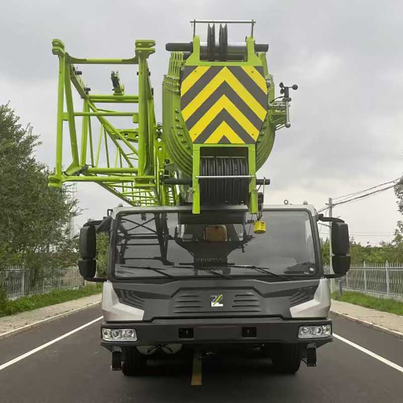 رافعة شاحنة زومليون ذات 5 محاور وحمولة 110 طن