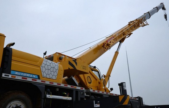 رافعة شاحنة XCMG سعة 20 طنًا XCT20