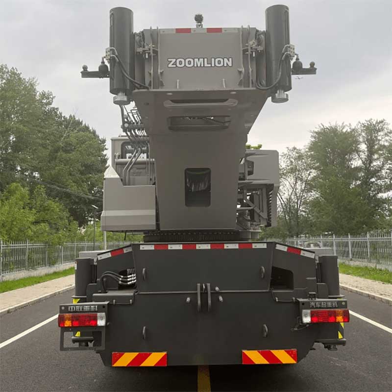 رافعة شاحنة زومليون ذات 5 محاور وحمولة 110 طن