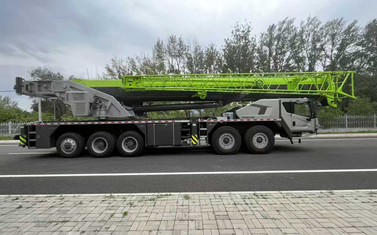 رافعة شاحنة زومليون ذات 5 محاور وحمولة 110 طن